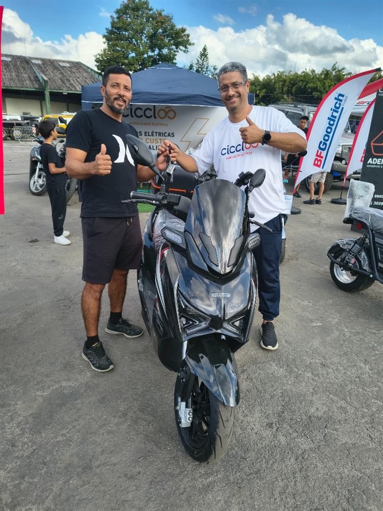 Cliente comemorando nova moto elétrica Ciccloo